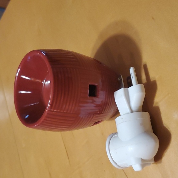 Scentsy Red Weave small plugin EUC ❤️ Great condition 4" height - Picture 4 of 5